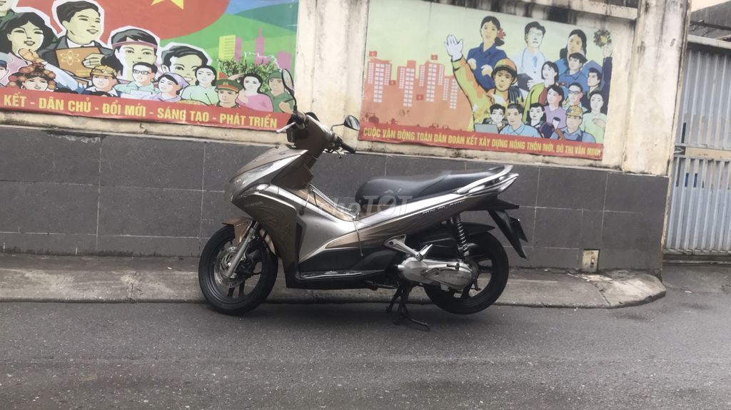 Honda Air Blade Nâu bạc. Mua bán Xe máy tại Quận Thanh Xuân Hà Nội được đăng bởi Nguyễn Anh Dương hình 1
