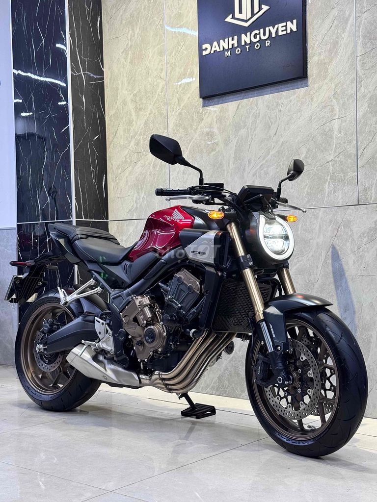 Honda CB650R E-Clutch 2024 Красный 2500км Таиланд