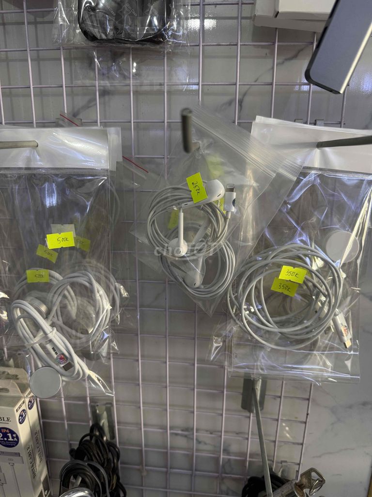 Tai nghe Apple Lightning Trắng , sạc Apple Watch. Mua bán Tivi, Âm thanh tại Thành phố Thủ Dầu Một Bình Dương được đăng bởi Ngọc Tây Tech hình 1