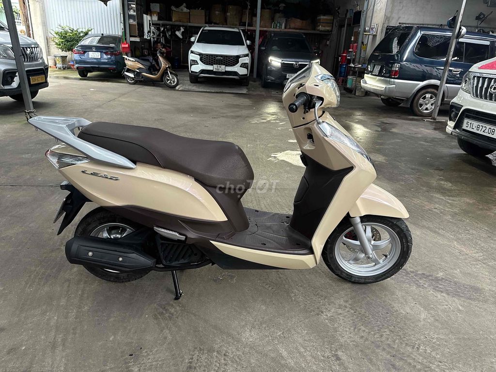 Honda LEAD 125 Fi желтый кремовый конец 2014 г. госномер Хошимина