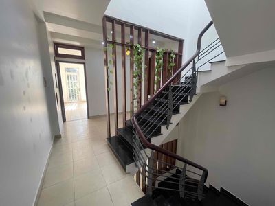 - Phòng ban công , tách bếp , Cửa Sổ Trời , Phòng Rộng Thoáng mát .