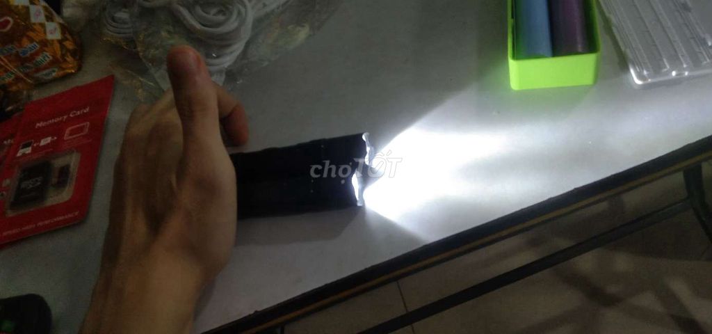 Đèn pin siêu sáng nhựa ABS bền chắc sáng 100m