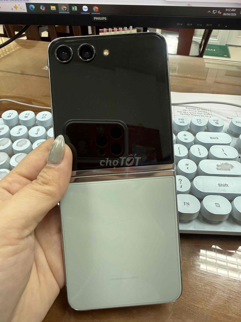 Samsung Galaxy Z Flip xanh, bạc Đã sử dụng. Mua bán Điện thoại tại Thành phố Long Xuyên An Giang được đăng bởi Lê Thủy hình 1