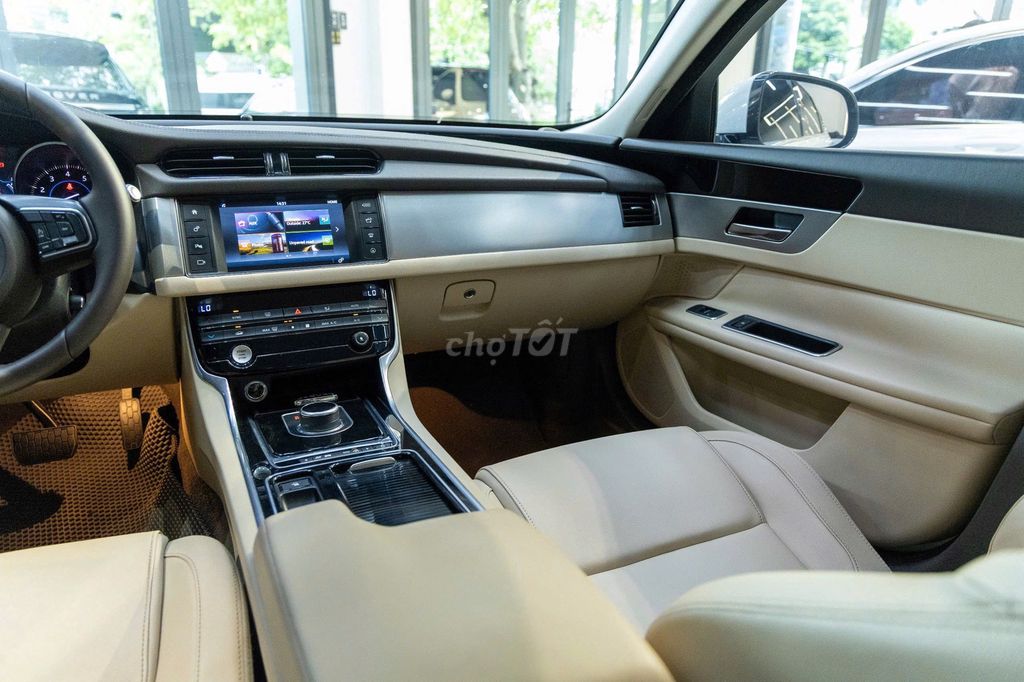Jaguar XF Pure 2.0 AT 2017 - 1 Chủ Từ Đầu. Mua bán Ô tô tại Quận Tân Bình Tp Hồ Chí Minh được đăng bởi FatCar Auto hình 11
