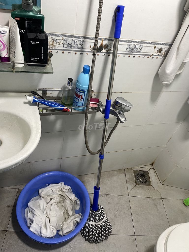 Pass cây lau sàn + thau xanh như hình