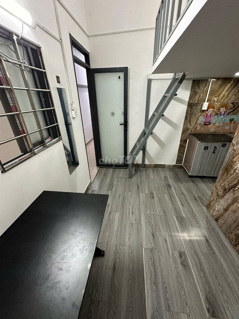 Новая комната с высоким антресольным этажом и мебелью на Буй Динь Туи