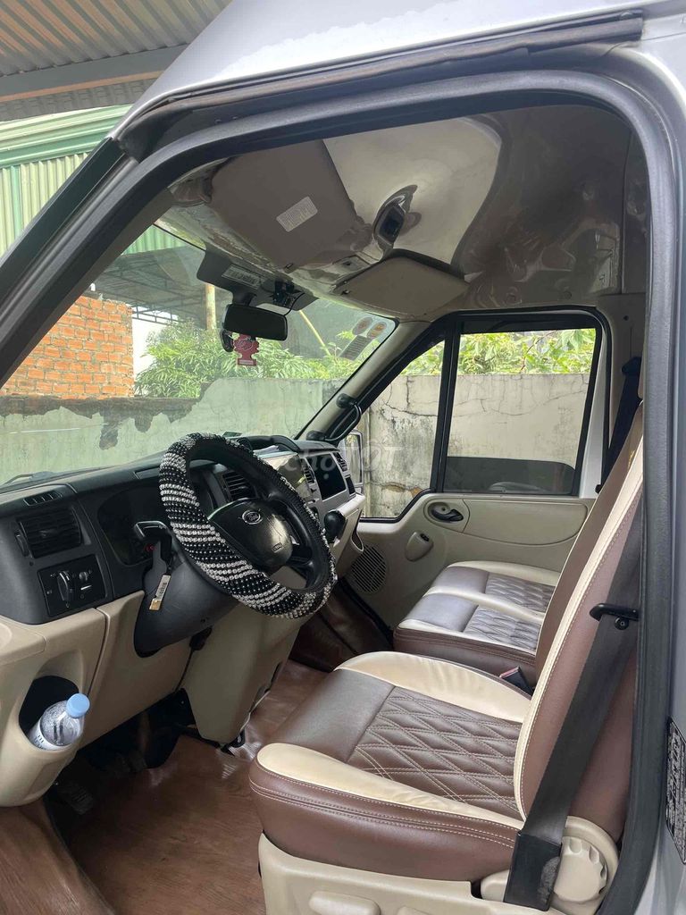 16-местный серебристый автобус Ford Transit