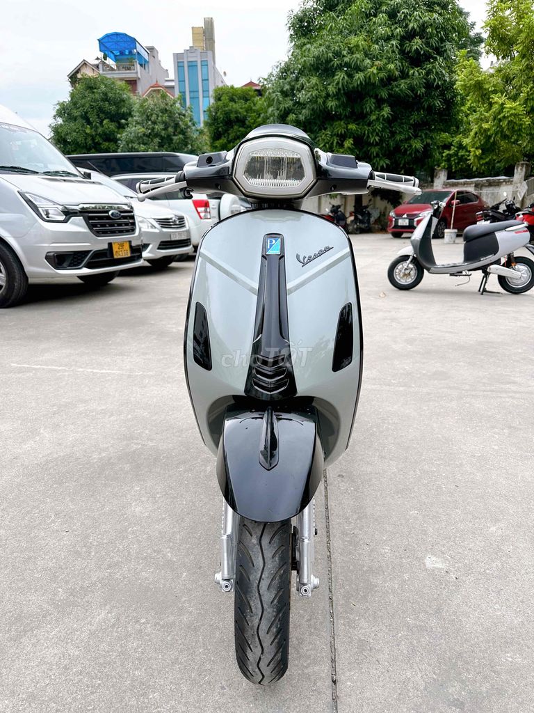 Vespa đèn vuông màu xám xanh đen ắc quy lướt