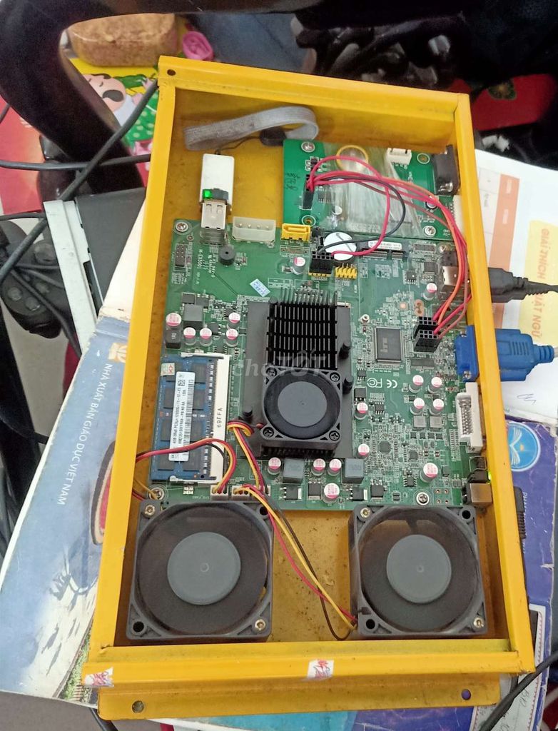 Hộp pc lạ,vọc vạch.