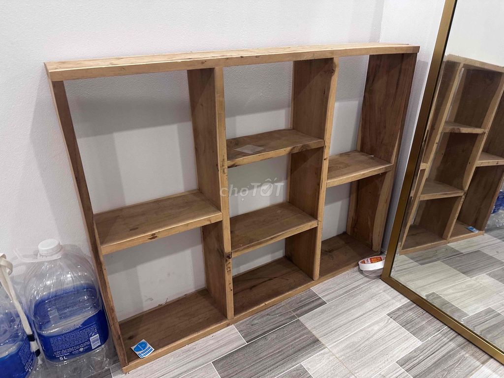 Kệ Gỗ Trang Trí Màu Nâu Đơn Giản. Mua bán Tủ, kệ gia đình tại Quận Tây Hồ Hà Nội được đăng bởi Vy Khanh hình 1