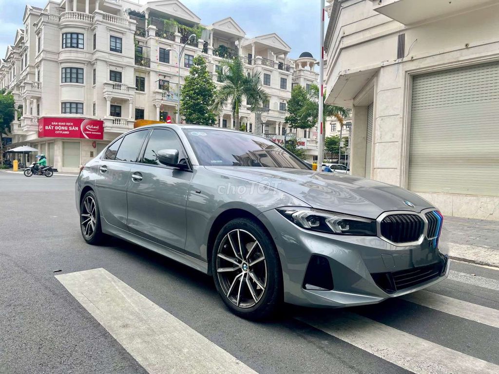 BMW 3 Series 2023 320i - 10000 km