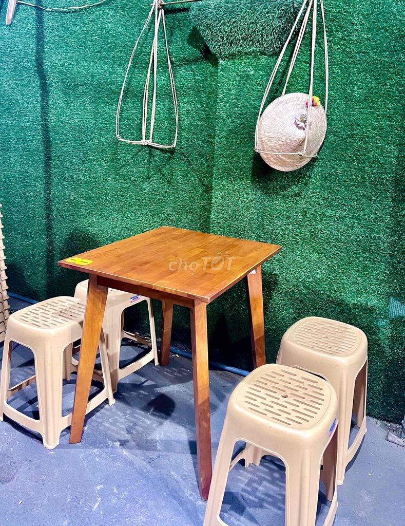 bộ bàn gỗ + 4 ghế nhựa Duy Tân mới 96%