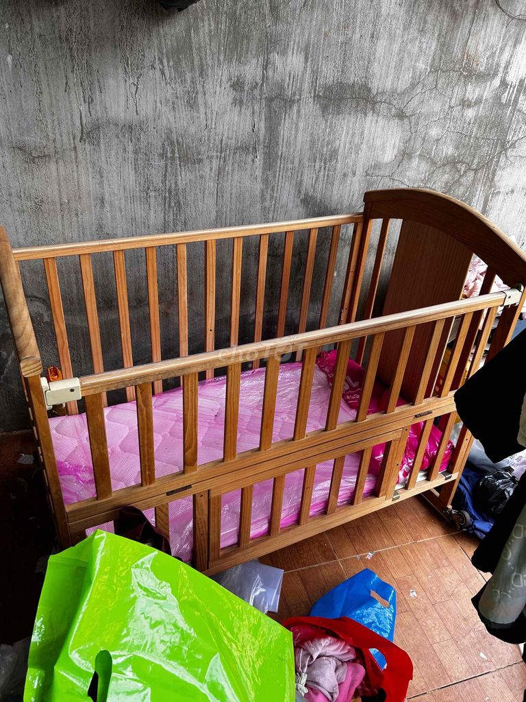 Nôi cũi gỗ màu nâu đã sử dụng. Mua bán Mẹ và bé tại Huyện Châu Đức Bà Rịa - Vũng Tàu được đăng bởi Hoàng Anh hình 1