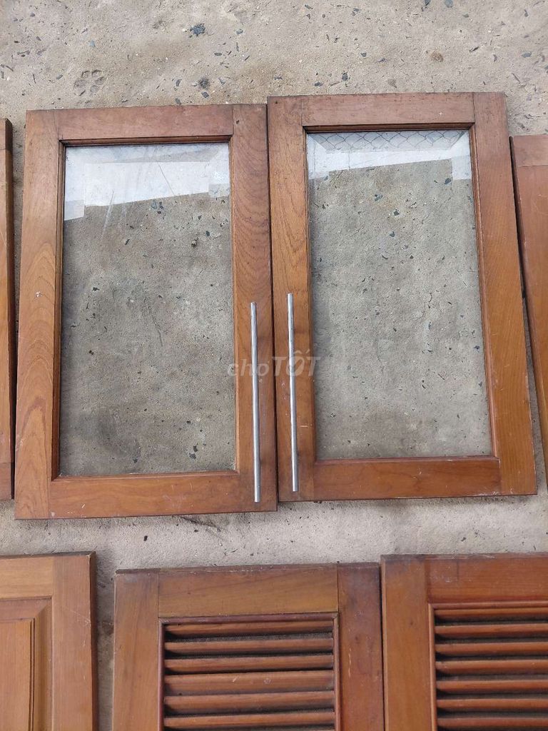 Cửa tủ bếp gỗ tự nhiên nâu đã sử dụng. Mua bán Tủ, kệ gia đình tại Huyện Củ Chi Tp Hồ Chí Minh được đăng bởi Nhat Thiep hình 1