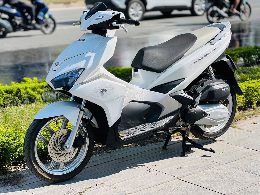 HONDA AIR BLADE 125 ĐÈN LED TRẮNG XE NHÀ ÍT ĐI