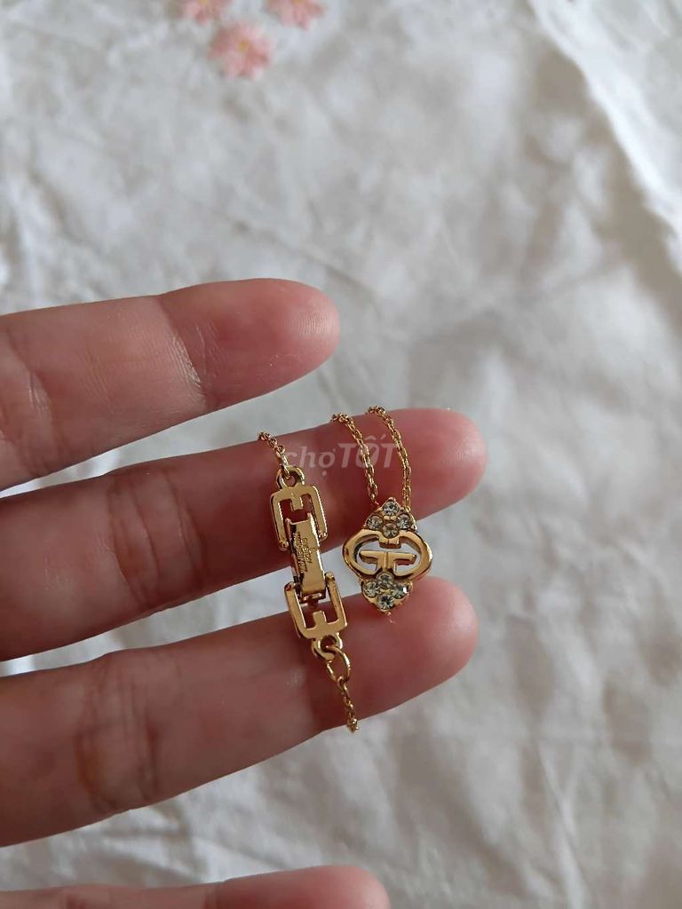 Pass dây chuyền Givenchy hiệu. Mua bán Phụ kiện thời trang khác tại Huyện Mang Thít Vĩnh Long được đăng bởi Nhii Trinh hình 1