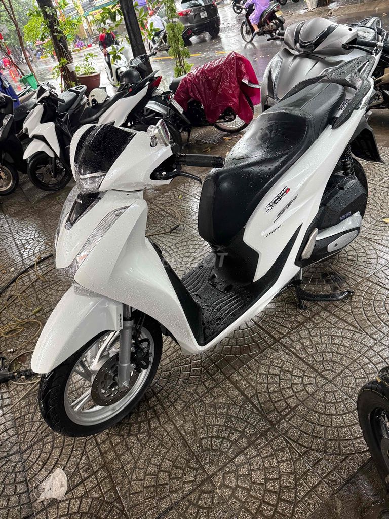 Белый скутер Хонда SH 150