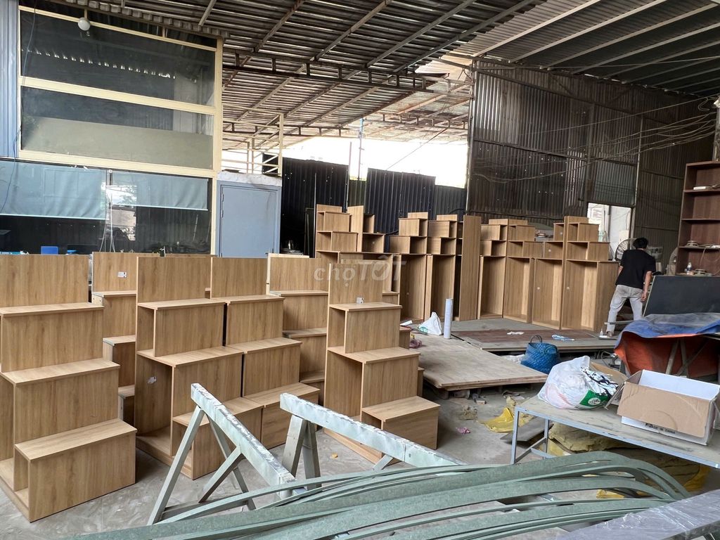 Tủ cầu thang gỗ công nghiệp màu vàng gỗ. Mua bán Tủ, kệ gia đình tại Quận Bình Thạnh Tp Hồ Chí Minh được đăng bởi Thúy Vân hình 1