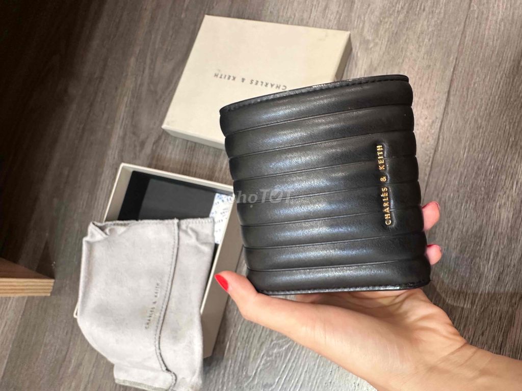 THANH LÝ BÓP TIỀN CHARLES & KEITH LIKE NEW