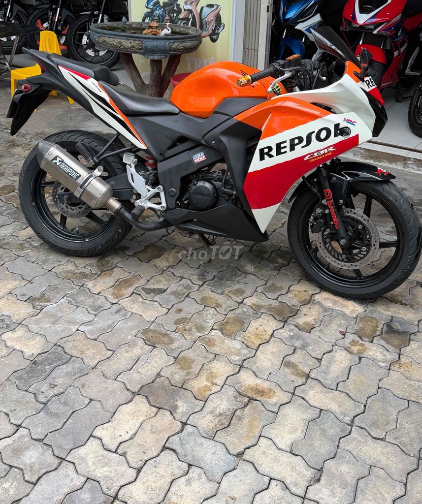 Honda CBR150R оранжево-бело-красная