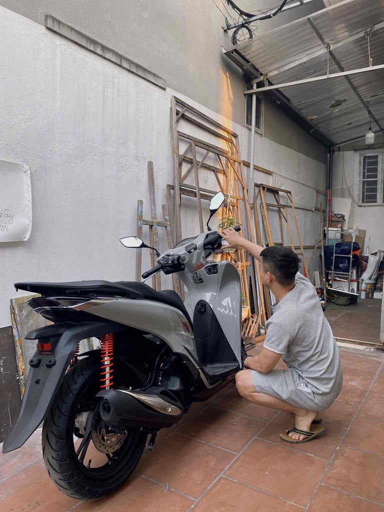 Honda SH160i 2023 Abs Xám xi măng 11.000 km. Mua bán Xe máy tại Quận Hà Đông Hà Nội được đăng bởi Nguyễn danh nam hình 1