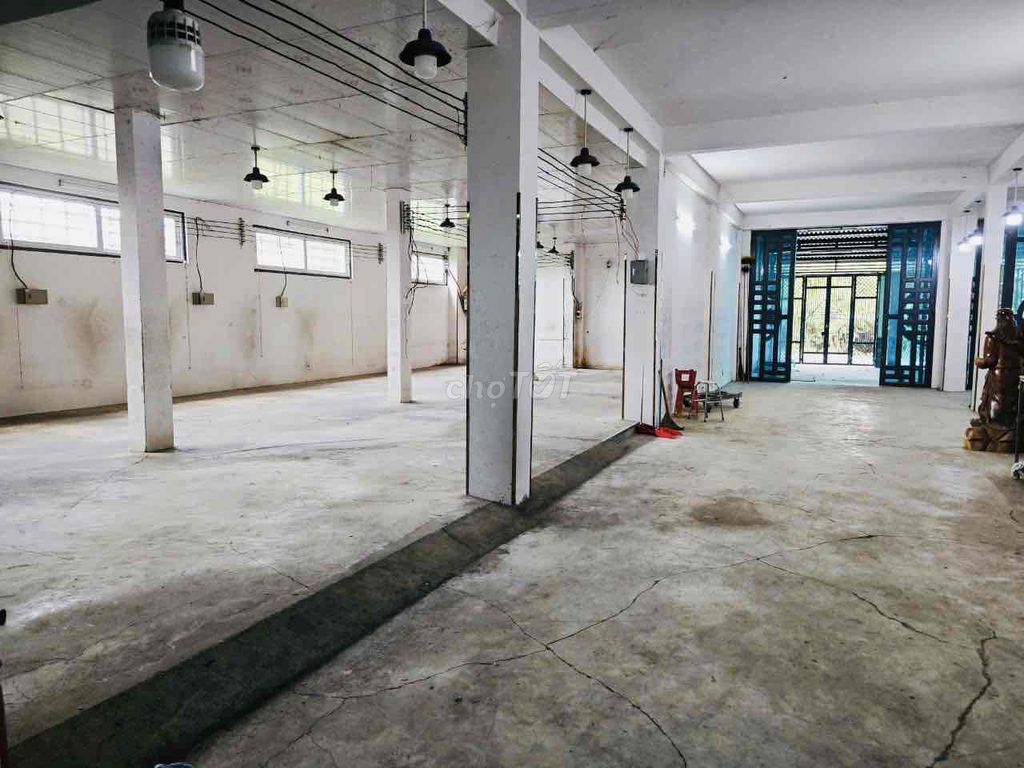 kho xưởng  tổng DT sàn 800m2 giáo ranh BC tphcm