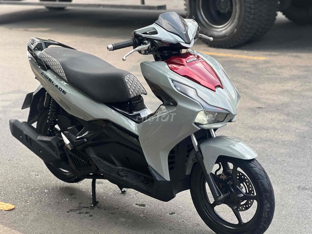 Honda Airblade серый/красный 2023