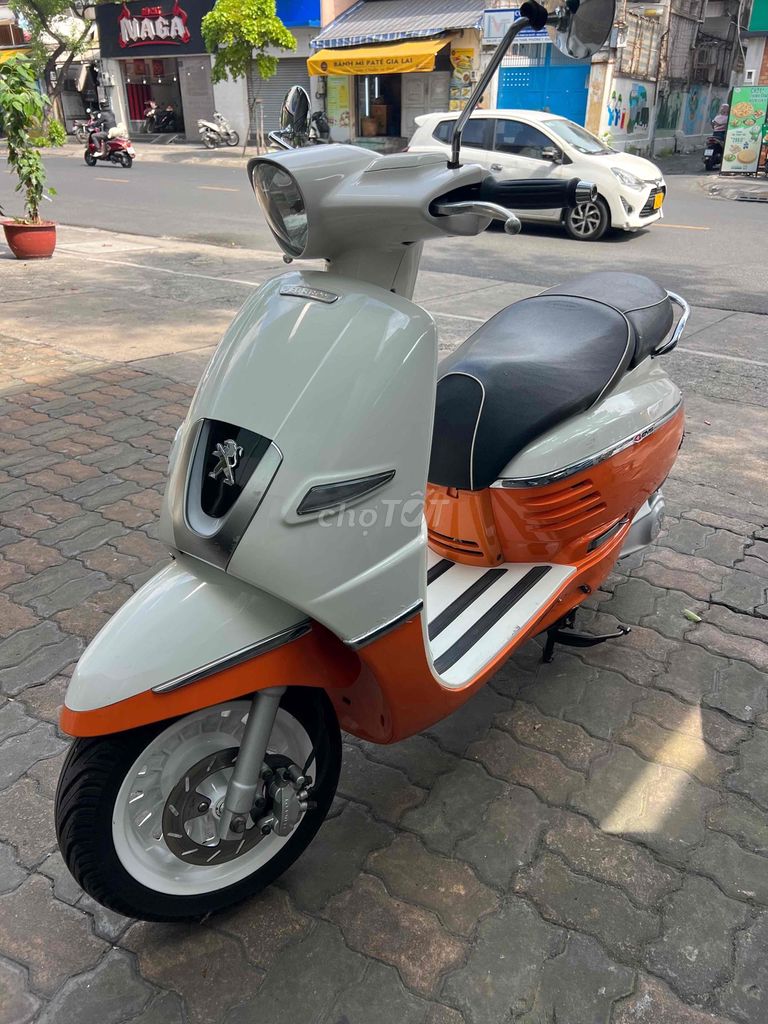 xe tay ga  peugeot. 125 cc.