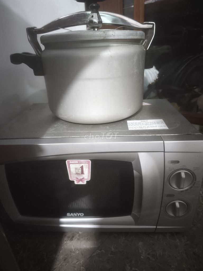 Lò vi sóng Sanyo Bạc . Bán cho kèm nồi áp suất. Mua bán Bếp, lò, đồ điện nhà bếp tại Thành phố Quảng Ngãi Quảng Ngãi được đăng bởi Chí Thanh hình 1