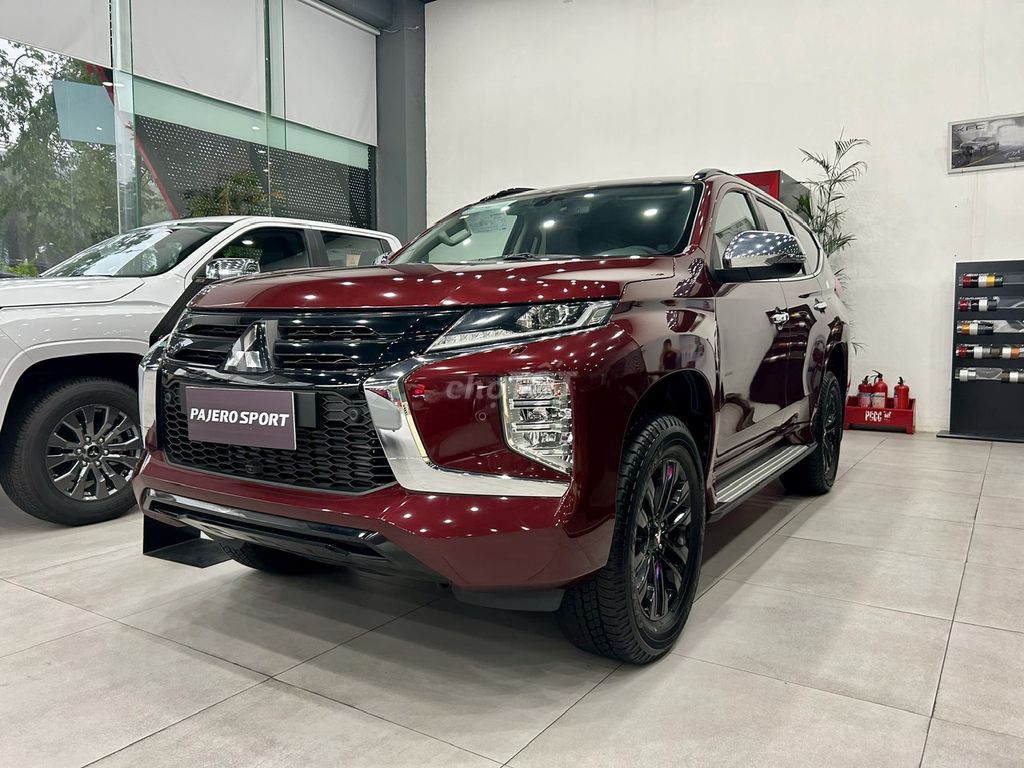 Pajero Sport xả lô cuối, chỉ còn trắng và đỏ