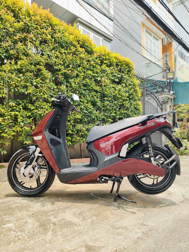 Красный электрический скутер VinFast Theon S 2025 688 км