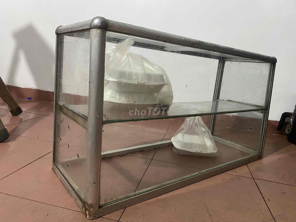Tủ trưng bày Kính Kim loại 1m. Mua bán Tủ, kệ gia đình tại Thành phố Huế Thừa Thiên Huế được đăng bởi Anh Phong hình 1