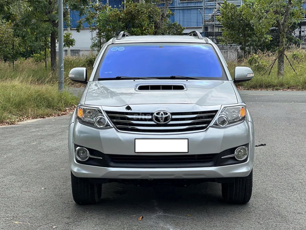 Toyota Fortuner 2.5 dầu số sàn model 2016 màu bạc.