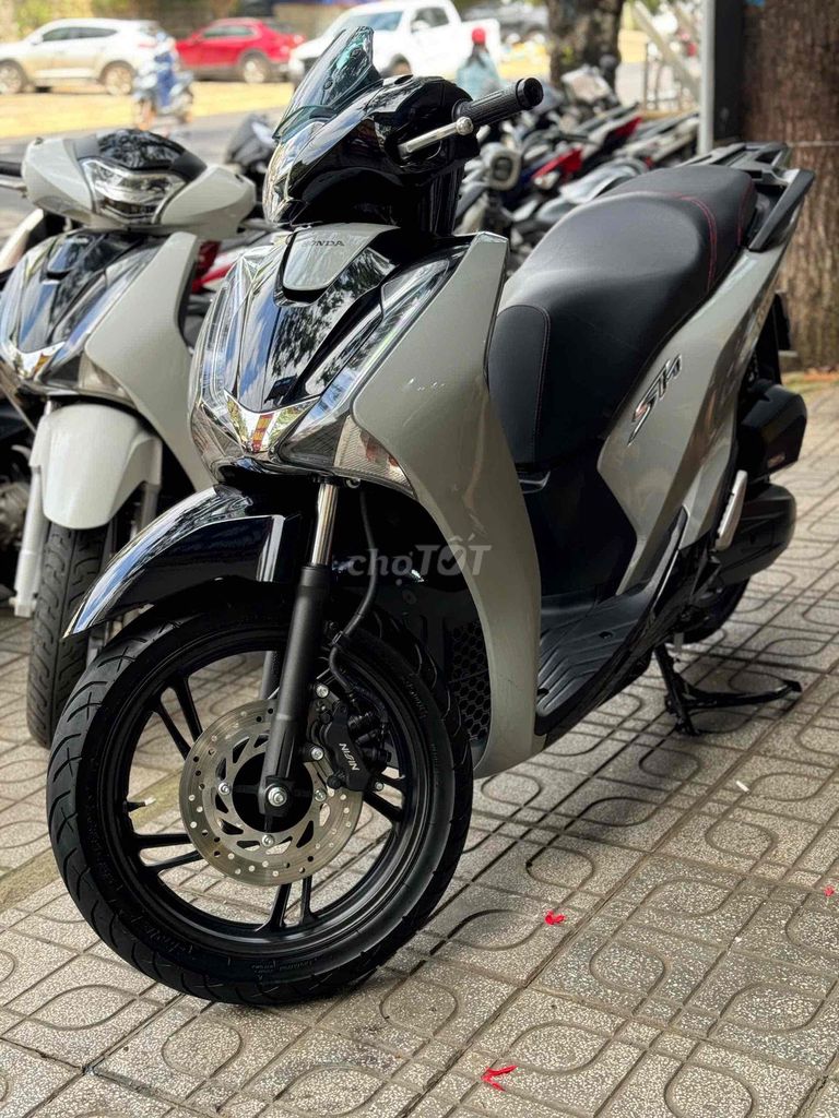 Honda SH 2018 Xám xi măng. Mua bán Xe máy tại Thành phố Buôn Ma Thuột Đắk Lắk được đăng bởi Ngô quốc Việt  hình 3