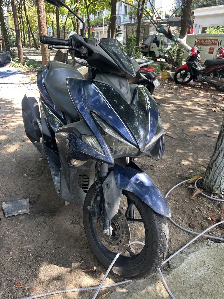 Черно-синий Yamaha NVX 125