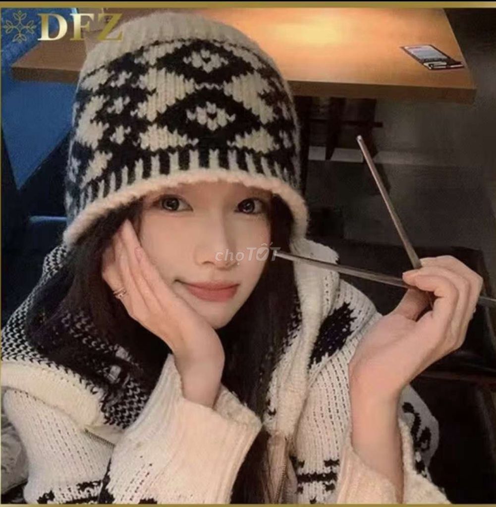 Mũ len nữ len Đen Trắng. Mua bán Phụ kiện thời trang khác tại Thành phố Vĩnh Long Vĩnh Long được đăng bởi ST STORE chuyên sỉ hình 1