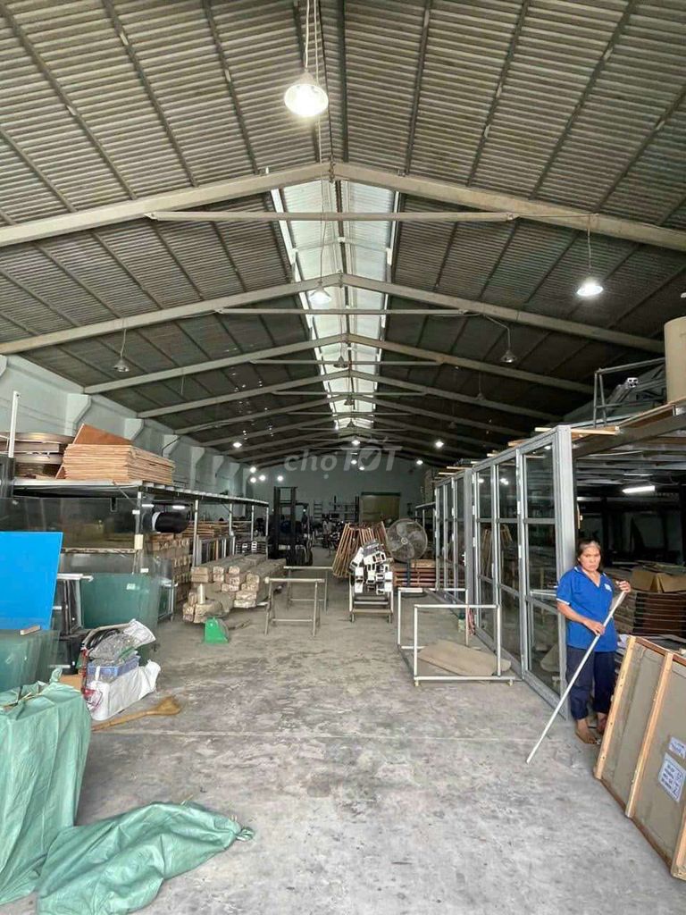 Kho 1000m2 giá 75 triệu.hướng tây.đường xe tải lớn