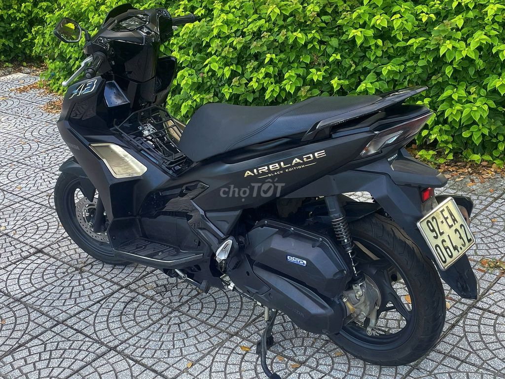 Honda Air Blade 125i 2024 черный матовый 27 000 км