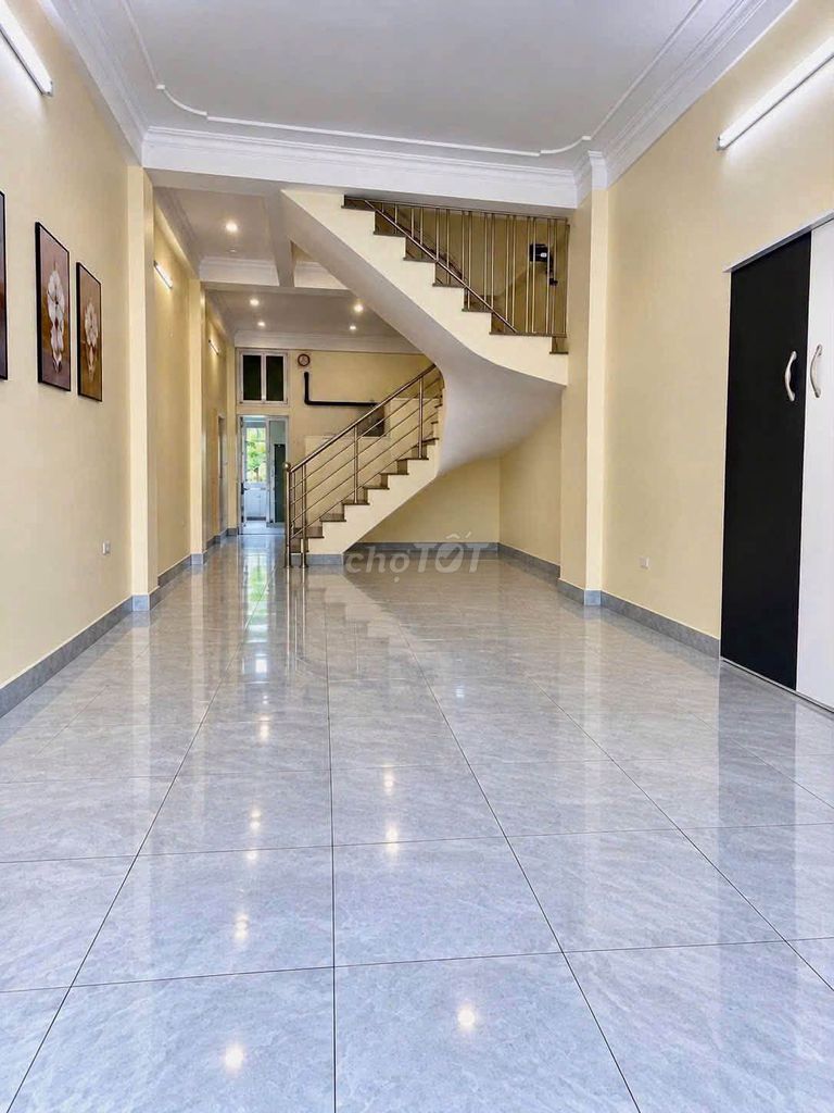 3-этажный дом с 3 спальнями в аренду, Винь Куинь, Тхань Три, 5т.р.