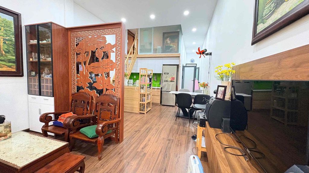 Квартира 3 спальни, балкон, 90м2, люкс-мебель, 1 округ