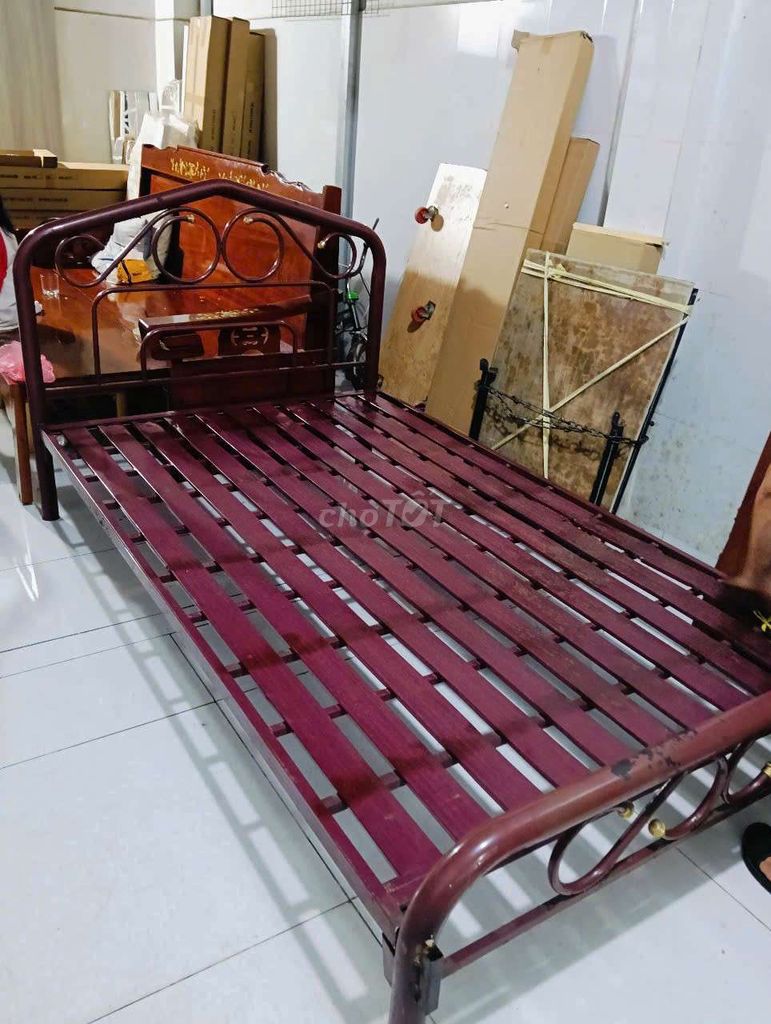 Thanh lý giường sắt 1,2*2m còn tốt