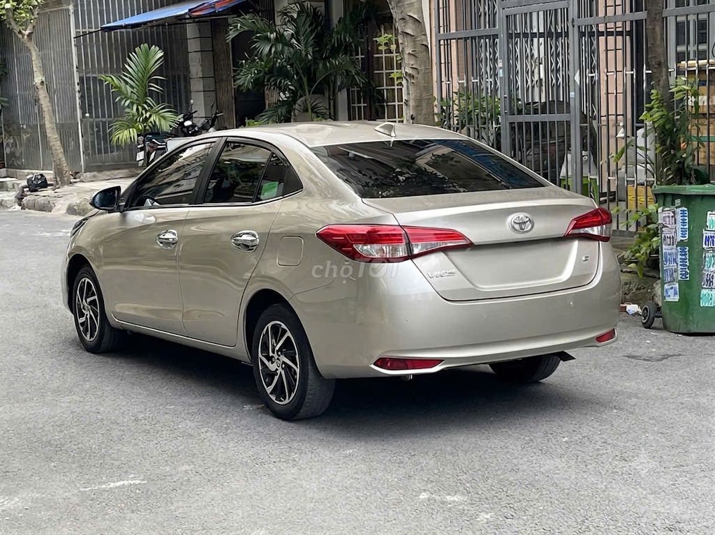 Автоматический номер Toyota Vios 2021, золотой песок, 30 000 км