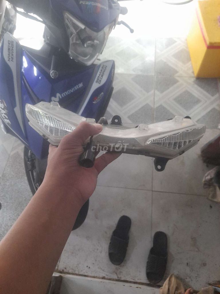 Mới thay đèn les dư đèn zin còn mới k trầy. Mua bán Phụ tùng xe tại Thành phố Sa Đéc Đồng Tháp được đăng bởi bình hình 1