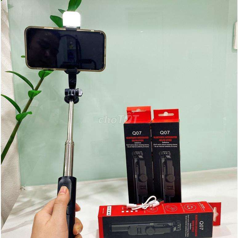 Gậy chụp hình 3 chân Q07 đèn led, 1met, remote 10m. Mua bán Phụ kiện (Màn hình, Chuột...) tại Quận Gò Vấp Tp Hồ Chí Minh được đăng bởi Blue Home Gia Dụng Giá Sỉ Toàn Quốc hình 1