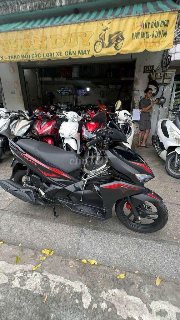 Черный скутер Honda Air Blade 2017