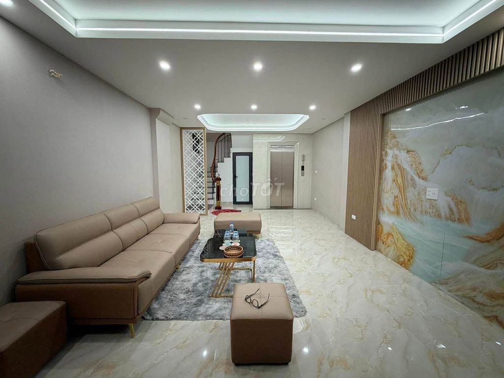 Bán nhà thang máy Hoàng Quốc Việt, 37m2, 6 tầng, 9.x tỷ