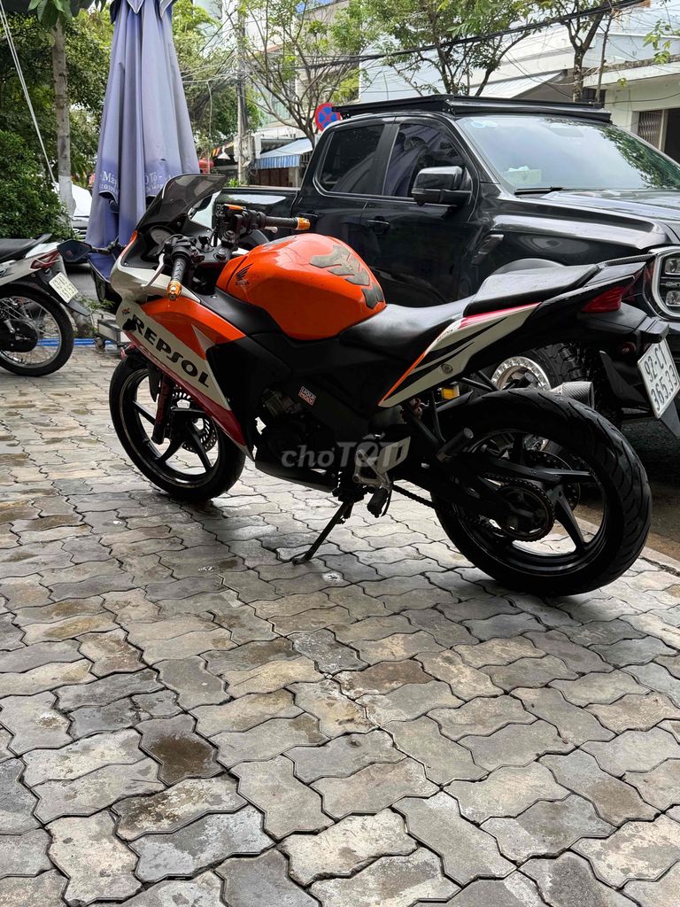 Honda CBR150R оранжево-бело-красная