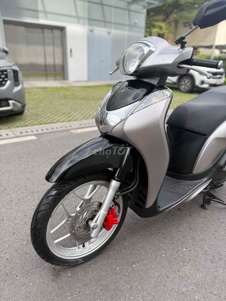 Honda SH Mode 125cc Bạc. Mua bán Xe máy tại Quận Gò Vấp Tp Hồ Chí Minh được đăng bởi CẦM ĐỒ NĂM LINH hình 4