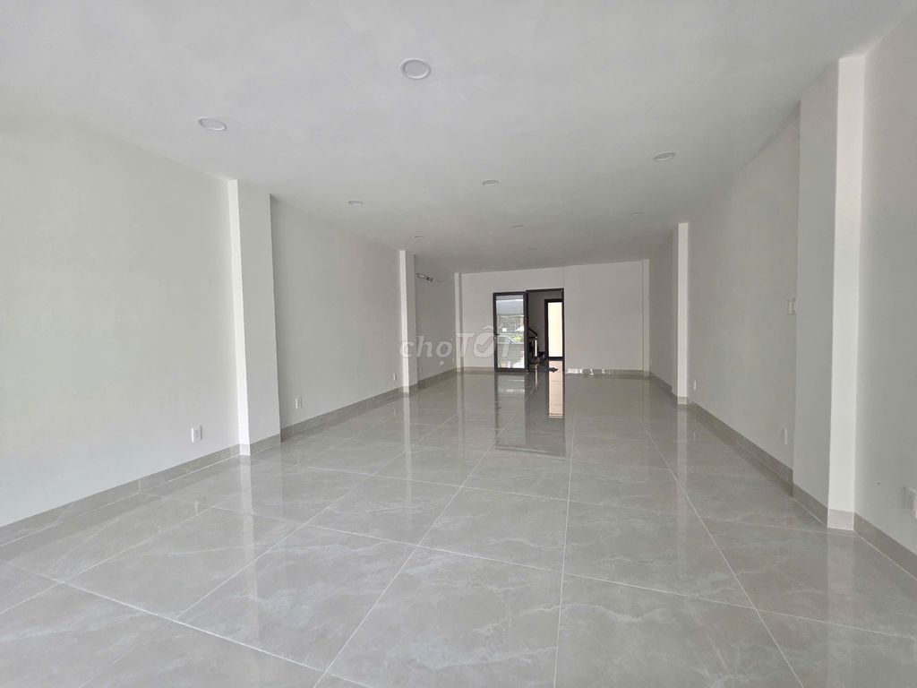 Дом на улице Cong Hoa, площадь: 5x20м, подвал, 4 этажа, с лифтом, в аренду
