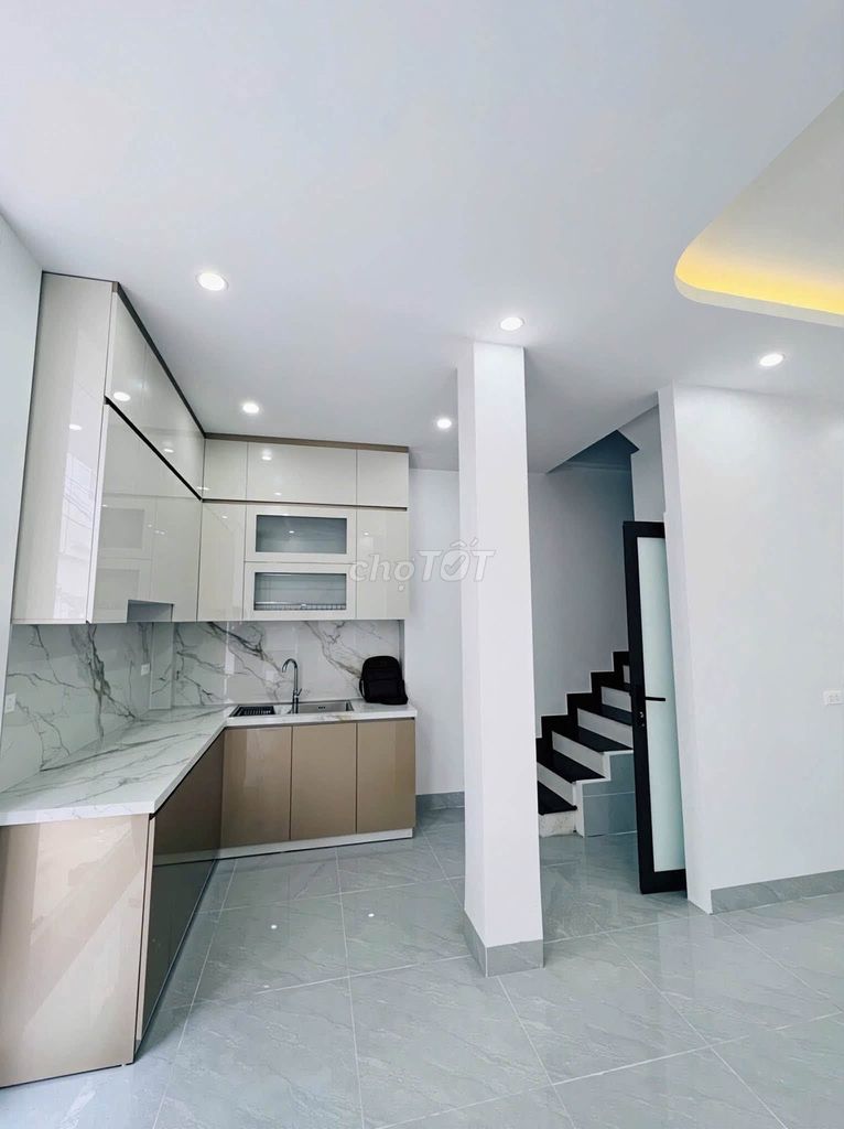 Продам угловой дом в Ми Динь, 36м2, несколько домов от машины